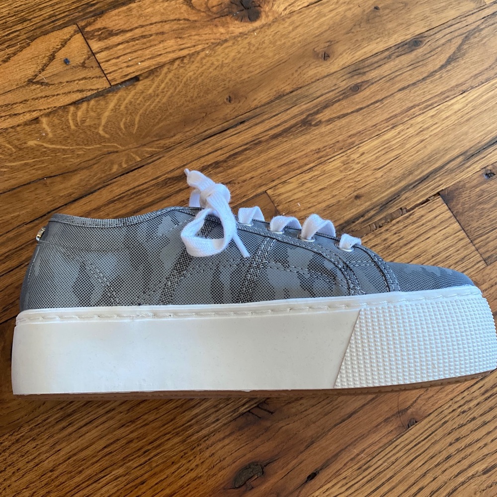 NWT: Steve Madden sneakers - Picture 2 of 4